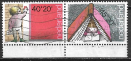Plaatfout Blauw Puntje Onderin De Linker Bladzij In 1978 Kinderzegels Paartje 45 + 20 Ct NVPH 1171 PM 10 - Variétés Et Curiosités