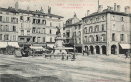 Nancy * La Place St Epvre * Les Arcades Et La Statue De René II * Débit Tabac Tabacs épicerie * Commerces Magasins - Nancy