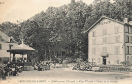 Bagnoles De L'orne * établissement Thermal , La Cour Victoria à L'heure De La Musique * Le Kiosque * Thermes - Bagnoles De L'Orne