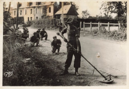 Vassy * Les Troupes Alliées Procèdent Au Déminage Des Routes * WW2 Guerre 39/45 War - Other & Unclassified