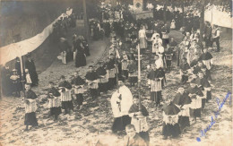 Avranches * Carte Photo * Cérémonie Religieuse , Défilé Dans Une Rue - Avranches