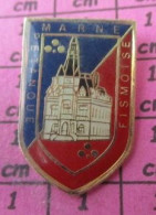 2117 Pin's Pins / Beau Et Rare / SPORTS / PETANQUE FISMOISE MARNE FISMES CHATEAU - Petanque