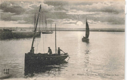 FRANCE - BRETAGNE - BREST - Barques De Pêche Arrivant Au Port - Carte Postale Ancienne - Bretagne