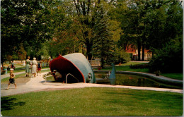 Canada Ontario London Storybook Gardens Springbank Park Willie The Blue Whale - Londen