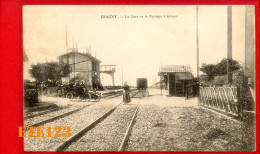 ERAGNY La Gare Et Le Passage à Niveau - Automobile Train Chemin De Fer - Eragny