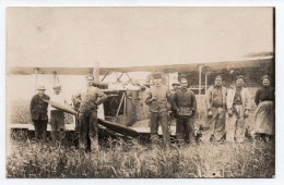 Groupe De Militaires Et Paysans Posant Devant Un Avion Dans Un Champ. Carte Photo Non Située - 1914-1918: 1ère Guerre