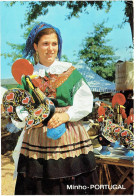 CPM PORTUGAL THEMES FOLKLORE - Jeune Femme En Robe Régionale De Minho Avec Les Coqs Renommés De La Poterie Locale - Vila Real