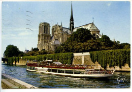 CPSM  10.5 X 15 PARIS  La Seine Et La Cathédrale Notre Dame    Bâteau - Notre Dame De Paris