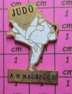 720 Pins Pin's  / Rare Et De Belle Qualité / SPORTS / JUDO CLUB AM MAUBEUGE - Judo