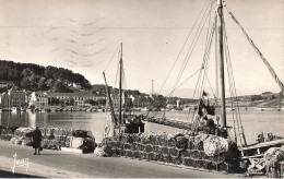 Audierne * Le Port Et Les Casiers à Langouestes * Pêche Pêchuers Bateaux - Audierne