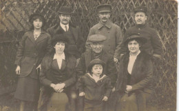 Enfants - Photo De Famille -  Gendarmes - Enfant Entre Les Genoux De Son Grand Père - Carte Postale Ancienne - Groepen Kinderen En Familie