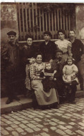 Enfants - Photo De Famille - Deux Enfants Assis Sur Leurs Grand Parents - Carte Postale Ancienne - Children And Family Groups