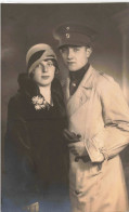 Couple - Un Gendarme Avec Sa Femme - Chapeau - Broche En Forme De Fleurs - Carte Postale Ancienne - Paare