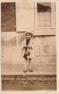 ENFANTS - Petite Fille Tenant Un Sac à Mains - Façade D'une Maison  - Carte Postale Ancienne - Portraits