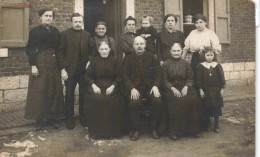 Photographie - Photo De Famille ? - Famille Posant Devant Leur Maison ? - Carte Postale Ancienne - Poperinge