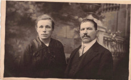 COUPLE - Portrait D'un Couple D'âge Moyen - Carte Postale Ancienne - Koppels