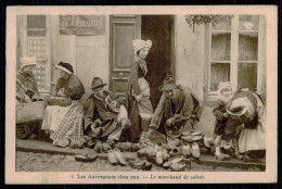 FRANCE - AUVERGNE - Les Auvergnats Chez Eux  - Le Marchand De Sabots.( Ed.Heliogravure Combier Macon Nº 7) Carte Postale - Verkopers