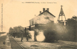 Fromentine * La Gare , Arrivée Du Train * Locomotive Machine Ligne Chemin De Fer Vendée * Cheminots Enfants Villageois - Autres & Non Classés