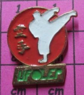 720 Pin's Pins / Beau Et Rare / SPORTS / KARATE SPORT SCOLAIRE UFOLEP - Judo