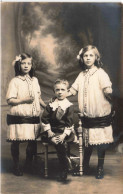 Enfants - Portrait - Deux Sœurs Et Leur Frères Posant Pour Une Photo - Carte Postale Ancienne - Gruppen Von Kindern Und Familien