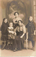 Enfants - Portrait - Une Mère Posant Avec Ses Quatre Enfants - Carte Postale Ancienne - Groupes D'enfants & Familles