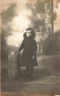 Enfants - Portrait - Petite Fille Debout Près D'une Borne Paris - Carte Postale Ancienne - Ritratti
