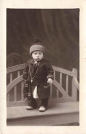 Enfants - Portrait - Bébé Debout Sur Un Banc - Carte Postale Ancienne - Portraits