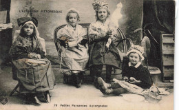 ENFANTS - L'Auvergne Pittoresque - Petites Paysannes Auvergnates - Carte Postale Ancienne - Groepen Kinderen En Familie