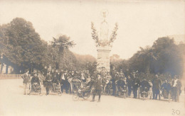 France - Lourdes - Groupe De Malades En Chaise Roulantes Devant La Statue De La Vierge Marie -  Carte Postale Ancienne - Lourdes