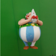 JOUET . ASTÉRIX ET OBÉLIX . " OBÉLIX AMOUREUX " . FIGURINE MAXI KINDER 2009 - Réf. N°166J - - Astérix & Obélix