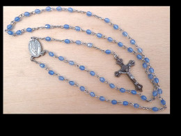 CHAPT-294 Chapelet Semi Récent, Grains Bleus Cristal De Verre  Croixfinement Ouvragée Médaille Ovale De La Vierge - Art Religieux