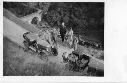 Carte Photo Amis Avec Voitures à L Arret Sur La Route - Sonstige & Ohne Zuordnung