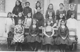 Carte Photo Jeunes Filles à L école, ça Rigole Pas... - Andere & Zonder Classificatie