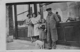 Carte Photo La Famille Devant Le Commerce Sans Oublier Les Chiens... - Other & Unclassified