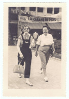 "SAÏGON   MATIN DU 27 JUILLET 1953" 2femmes Marchent Dans La Rue -"LA CABANE DU PECHEUR" CINEMA  PHOTO  LE PORTIQUE 1953 - Asie