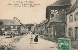 La Chèze * 1907 * L'Hôtellerie Des Trois Piliers , La Rue De La Madeleine Et L'église Du Village * Enfants Villageois - La Chèze