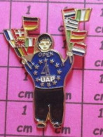 513D Pin's Pins / Beau Et Rare / SPORTS / VOILE BATEAU OPEN UAP SUPPORTEUR AVEC DES DRAPEAUX - Segeln