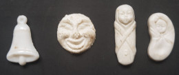 LOT DE 4 FEVES BLANCHES - LUNE SOURIANTE - CLOCHE - 2 NOURRISSONS LANGES - Frühe Figuren