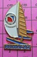 410D Pin's Pins / Beau Et Rare / SPORTS / VOILE TRIMARAN PRIMAGAZ Par BADGES IMPACT - Sailing, Yachting