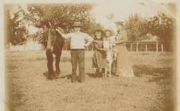 Forges Les Eaux * 1901 * Un Coin Du Village , Villageois Et Cheval * Photo Ancienne 9x6.4cm - Forges Les Eaux