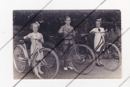 Photo Carte D'un Groupe D'enfants Avec Leur Vélo ( Peut-être Un Peu Trop Grand ! ) Fillette, Garçon  (B346) - Groupes D'enfants & Familles