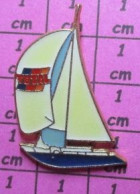 311B Pin's Pins / Beau Et Rare / BATEAUX / VOILIER TOTAL VOILE REGATE COURSE - Voile