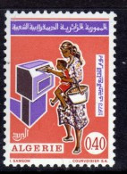 Algérie N ° 561 + 562 XX Journée Du Timbre Et Hommage Au Peuple Vietnamien,  Les 2 Valeurs Sans Charnière TB - Algérie (1962-...)