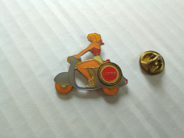 Ancien Pin's Pin S PIN-UP LUCKY SCOOTER VESPA  Vintage (bazarcollect28) - Pin-ups