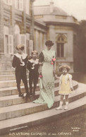 Royalty * Carte Photo * S. M. La Reine Elisabeth Et Ses Enfants * Famille Royale Angleterre Uk Royaume Uni Queen Royauté - Familias Reales