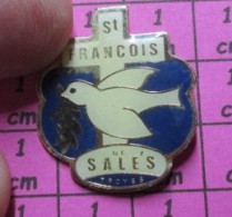 410c Pin's Pins : Rare Et Belle Qualité / PERSONNES CELEBRES / ST FRANCOIS DE SALES OISEAU BLANC PIGEON - Personnes Célèbres