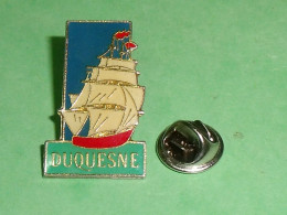 TB3z / Pin's / Voile : Voilier , Duquesne     ( état ,voir Scan ) - Segeln