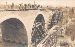 Poix        80          Le Viaduc En Réparation. Carte Photo   (voir Scan) - Poix-de-Picardie