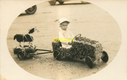 49 Montrevault, Carte Photo Des Fêtes De 1930, Petit Garçon Sur Voiture à Pédales, Charrette Avec Peluche Cheval ... - Montrevault