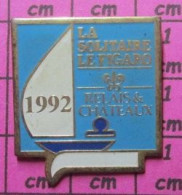 220 Pin's Pins / Beau Et Rare / SPORTS / BATEAU VOILE VOILIER SOLITAIRE DU FIGARO 1992 RELAIS & CHATEAUX - Vela